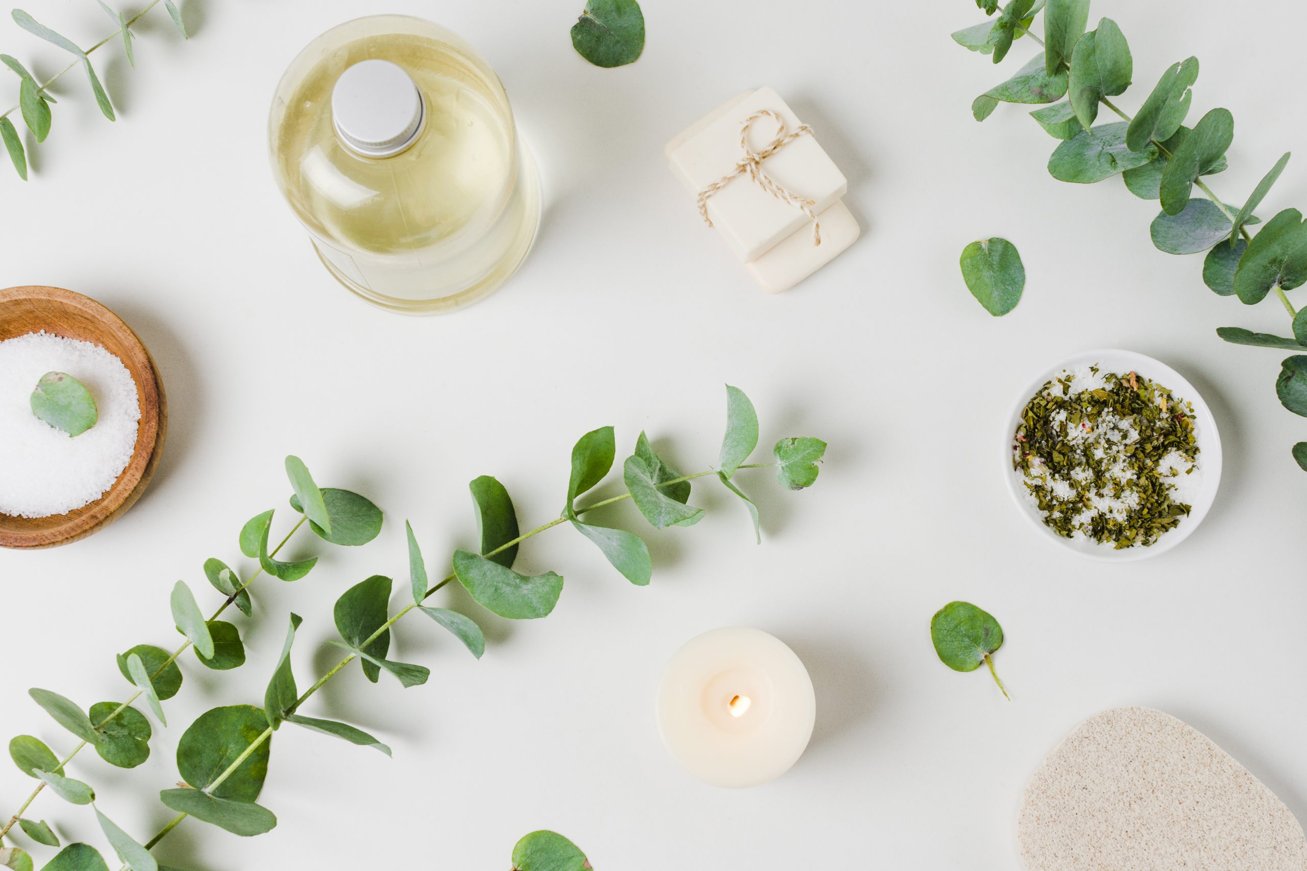 Joli couple faisant le geste du coeur